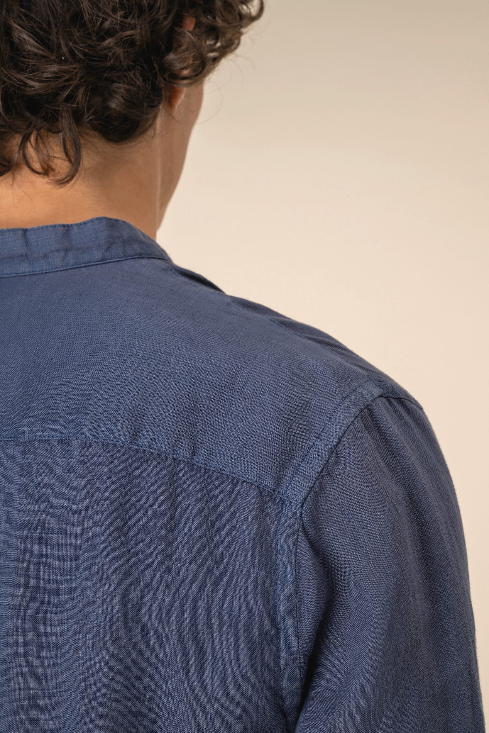 Camisa com gola à padre com aspecto lavado em linho de homem