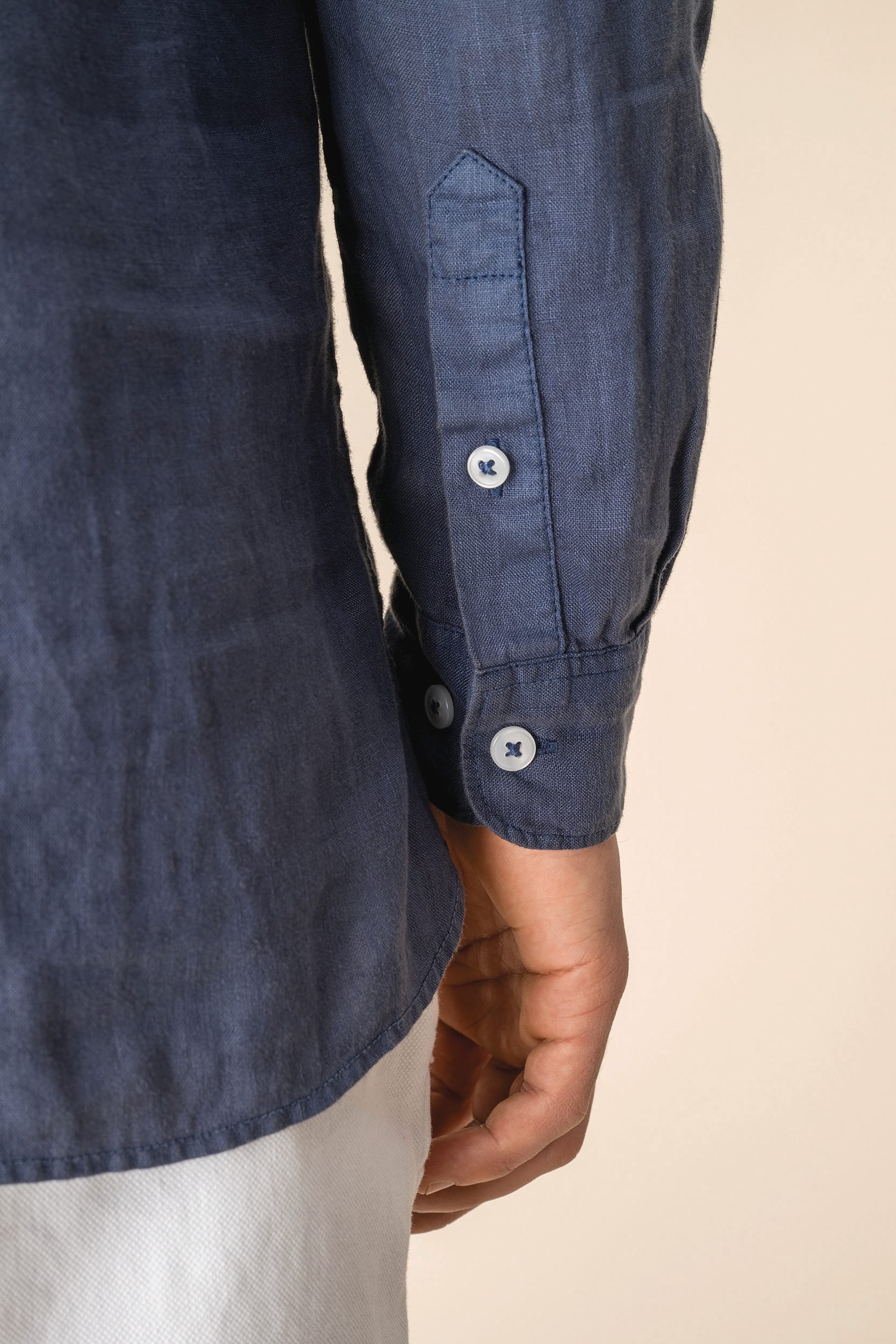 Camisa com gola à padre com aspecto lavado em linho de homem