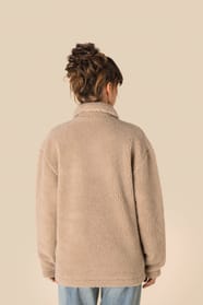 Surchemise en sherpa beige portée par une femme de dos