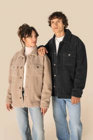 Surchemises en sherpa beige et noire portées par un homme et une femme