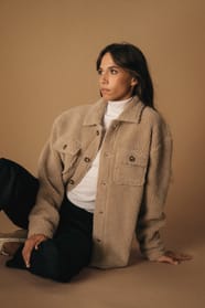 Surchemise en sherpa beige portée par une femme