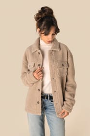 Surchemise en sherpa beige portée par une femme