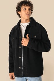 Surchemise en sherpa noire portée par un homme