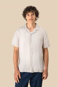 Chemise à manches courtes en lin beige portée par un homme