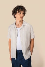 Chemise à manches courtes en lin beige portée par un homme