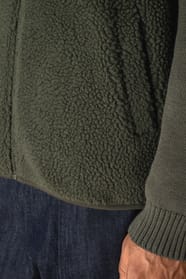 Détail de la poche d'une veste sans manches en sherpa kaki portée par un homme