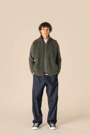 Veste sans manches en sherpa kaki portée par un homme