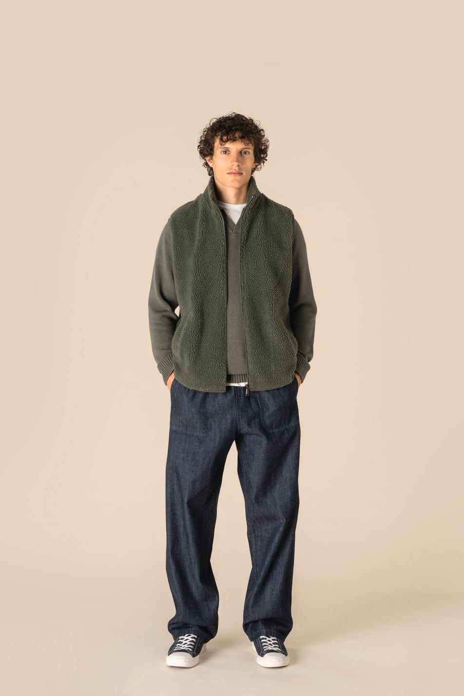Veste sans manches en sherpa kaki portée par un homme
