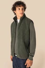 Veste sans manches en sherpa kaki portée par un homme