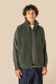 Veste sans manches en sherpa kaki portée par un homme