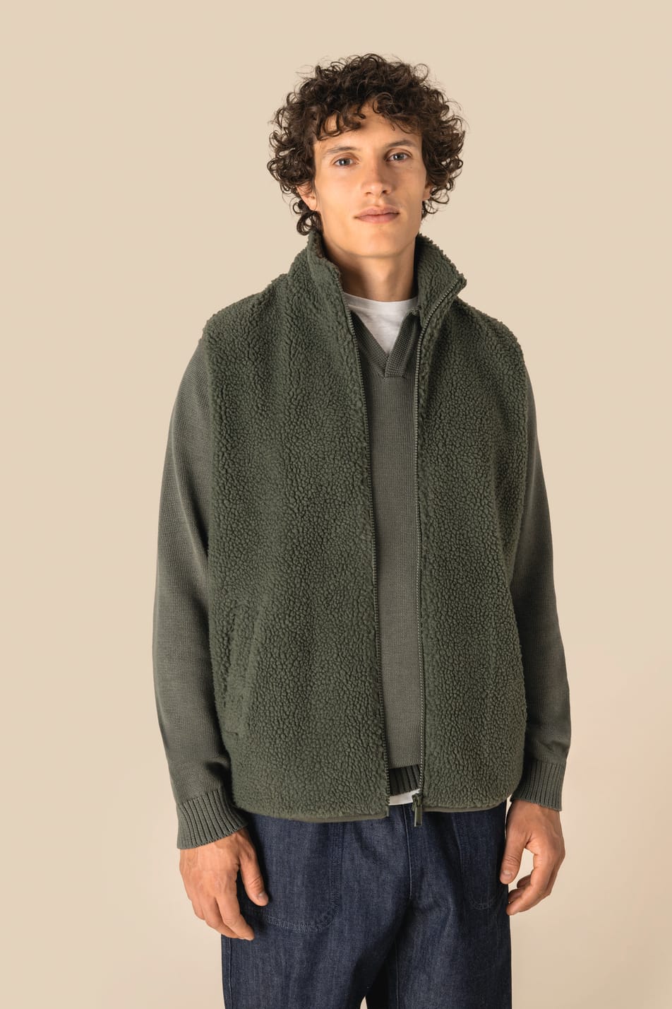Veste sans manches en sherpa kaki portée par un homme
