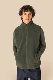 Veste sans manches en sherpa kaki portée par un homme
