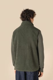 Veste sans manches en sherpa kaki portée par un homme de dos