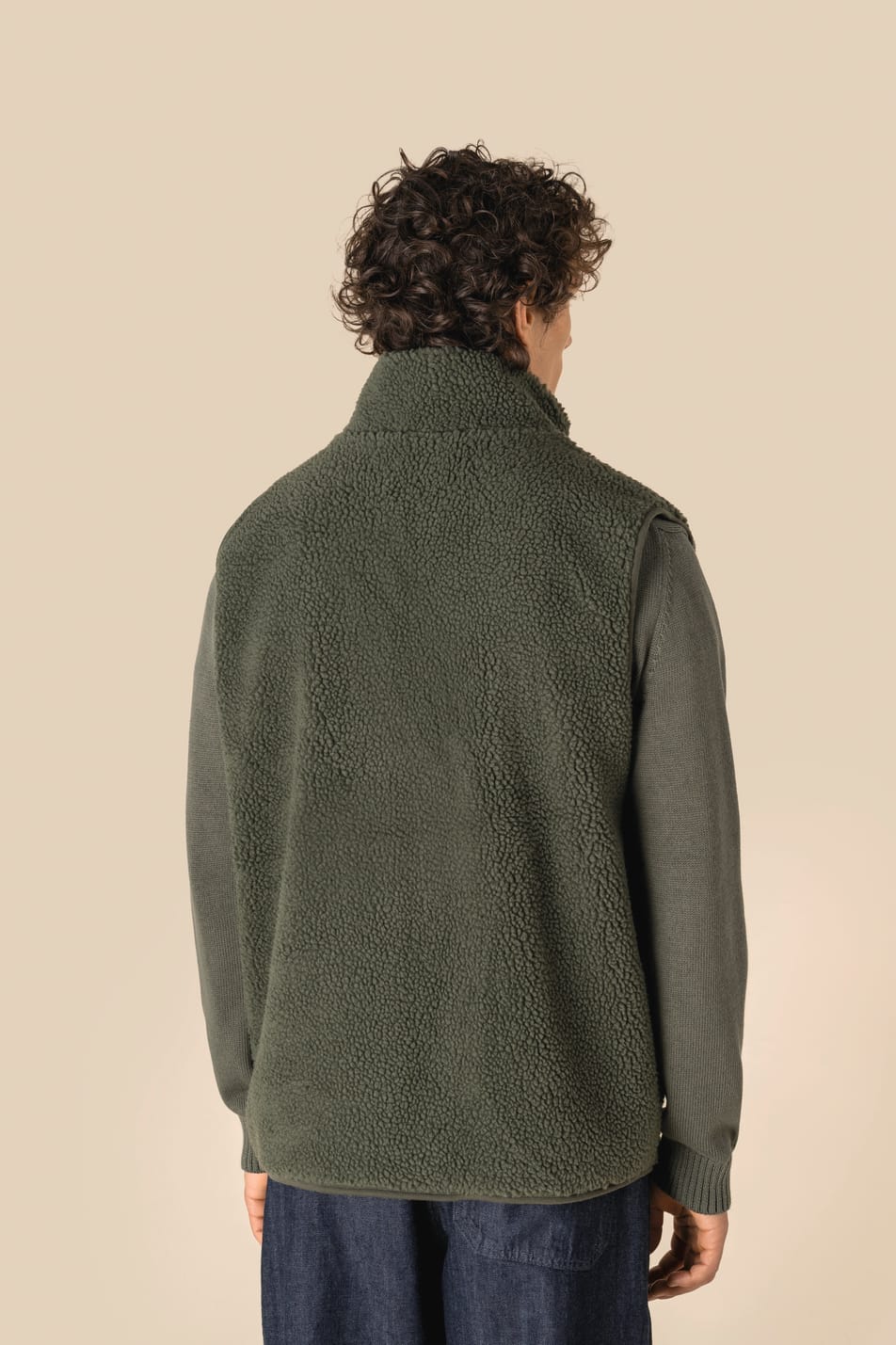 Veste sans manches en sherpa kaki portée par un homme de dos