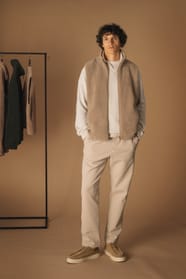 Veste sans manches en sherpa porté par un homme
