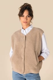 Veste sans manches en sherpa beige portée par une femme