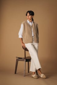 Veste sans manches en sherpa porté par une femme