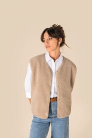Veste sans manches en sherpa beige portée par une femme