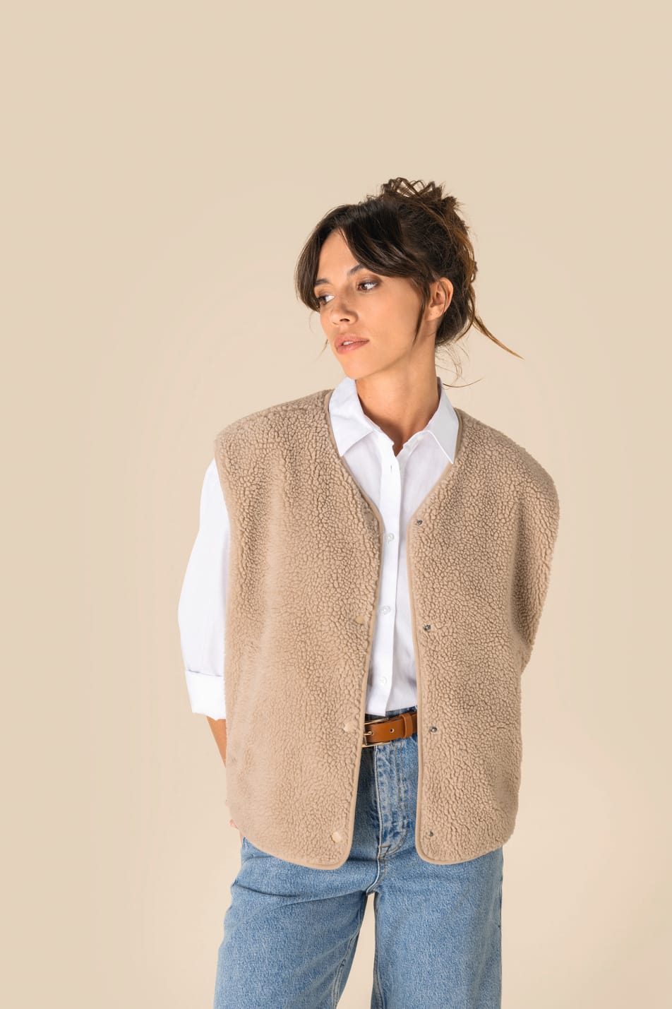 Veste sans manches en sherpa beige portée par une femme