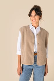Veste sans manches en sherpa beige portée par une femme