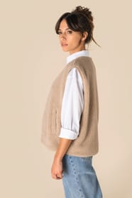 Veste sans manches en sherpa beige portée par une femme