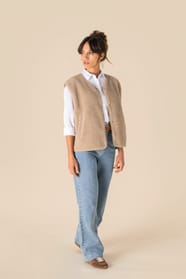 Veste sans manches en sherpa beige portée par une femme