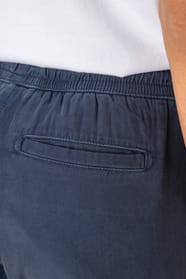 Détail des poches d'un pantalon délavé en lyocell bleu portée par une femme