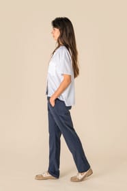 Pantalon délavé en lyocell bleu portée par une femme