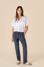 Pantalon délavé en lyocell bleu portée par une femme