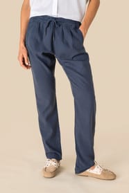 Pantalon délavé en lyocell bleu portée par une femme