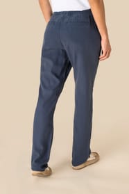 Pantalon délavé en lyocell bleu portée par une femme de dos