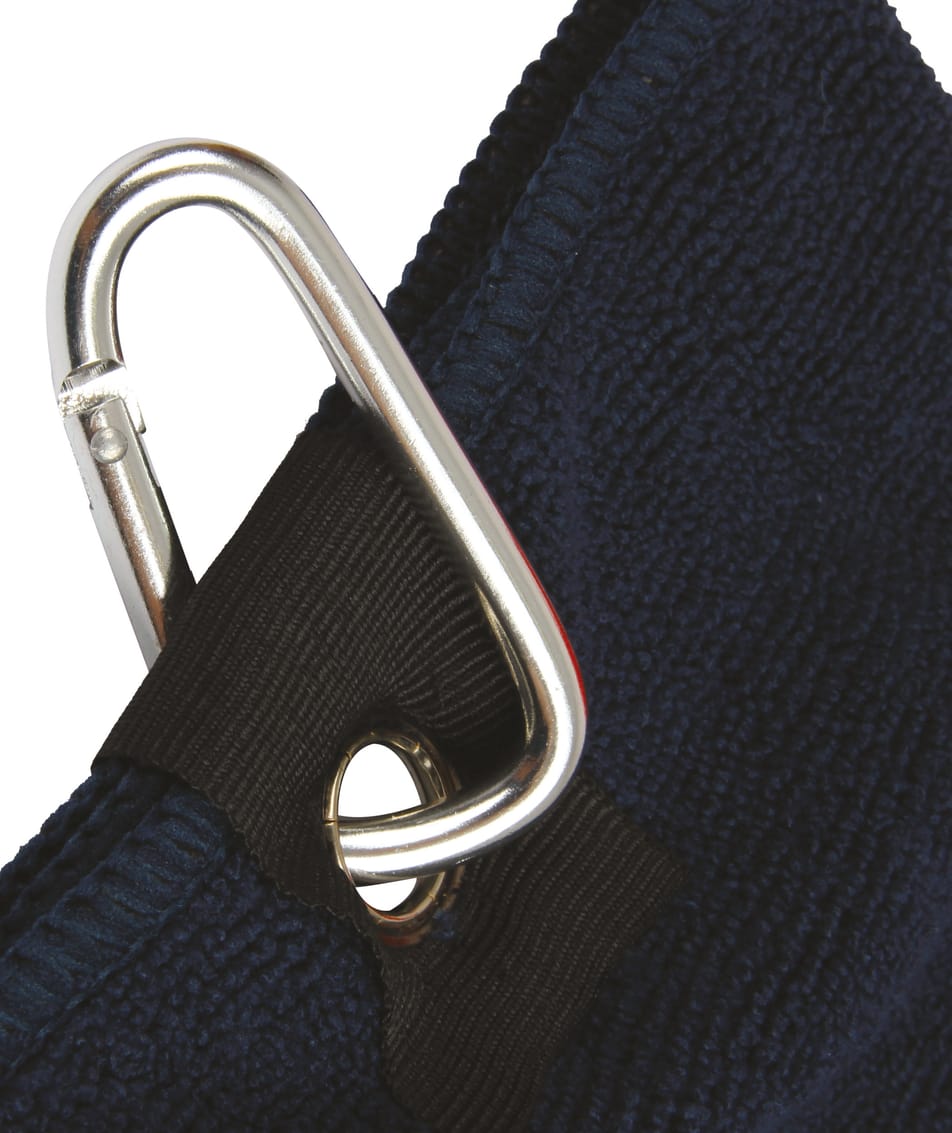 détail oeillet métallique sur serviette de golf bleu foncé microfibre