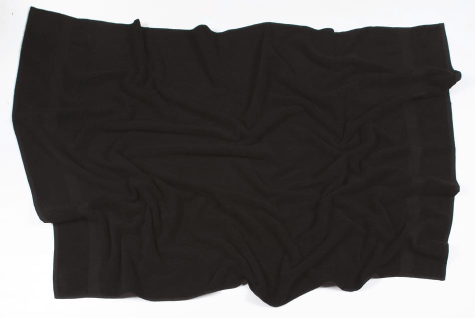 drap de bain noir étalé