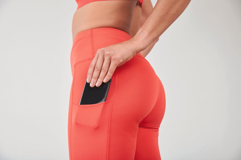 détail poche latérale sur legging corail rouge orangé porté par une femme