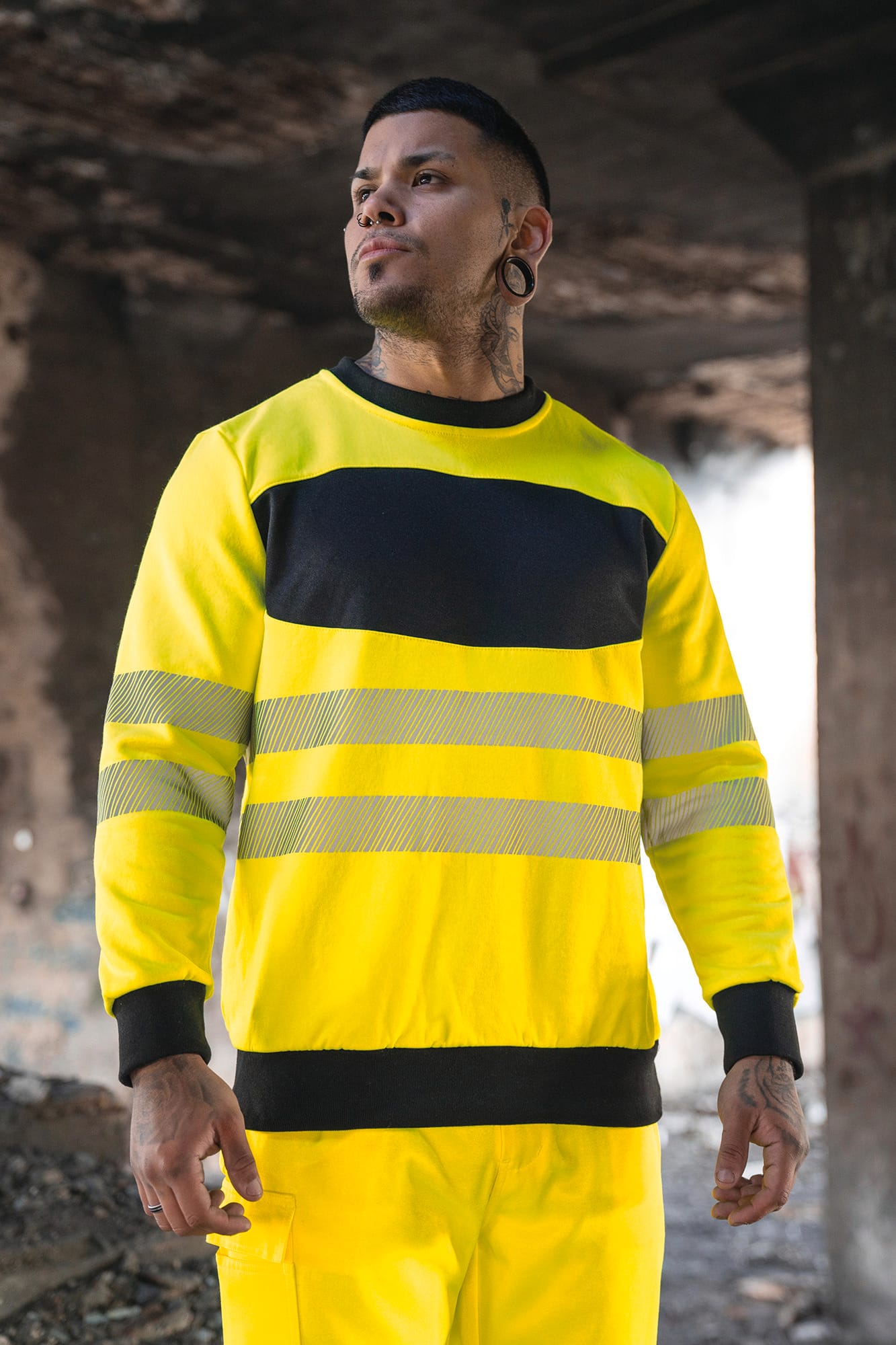 Sudadera de alta visibilidad con pecho negro.
