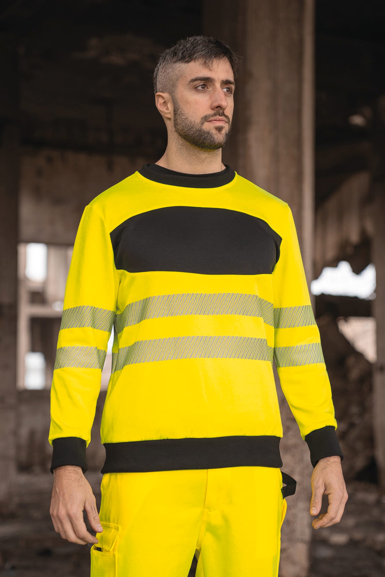 Sudadera de alta visibilidad con pecho negro.