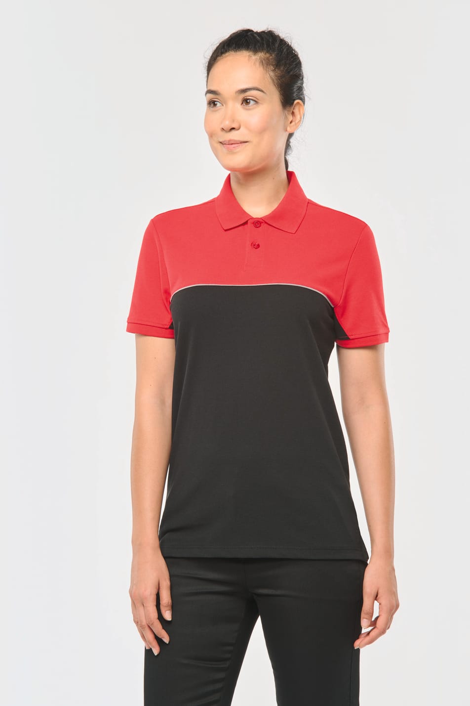 Polo rouge et noir porté par une femme.