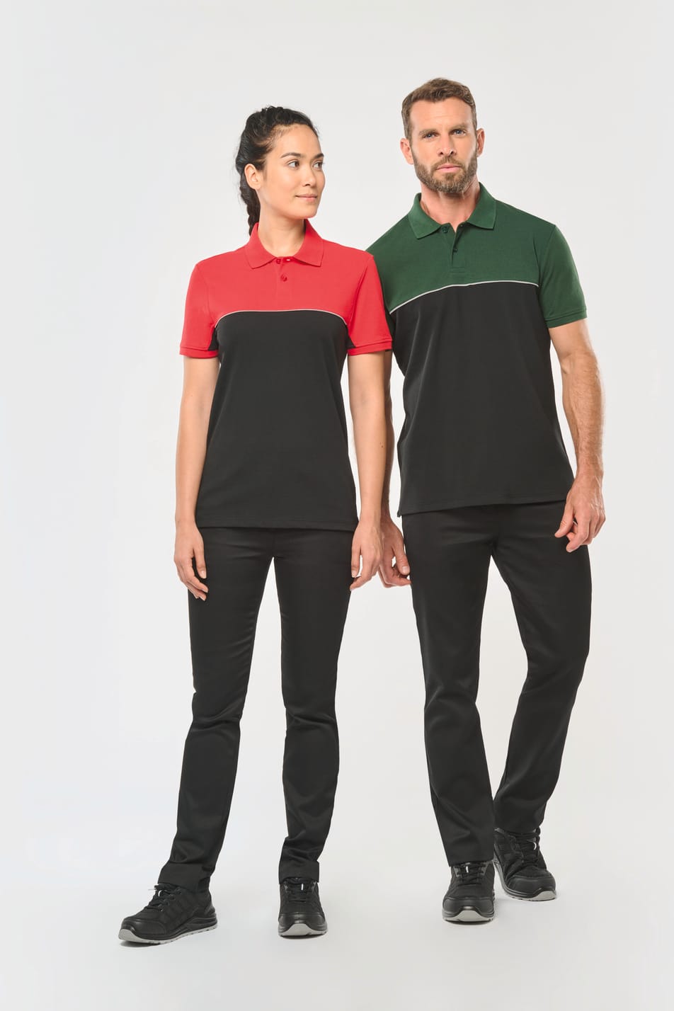 Polo porté par un homme et une femme en rouge et noir et vert et noir.