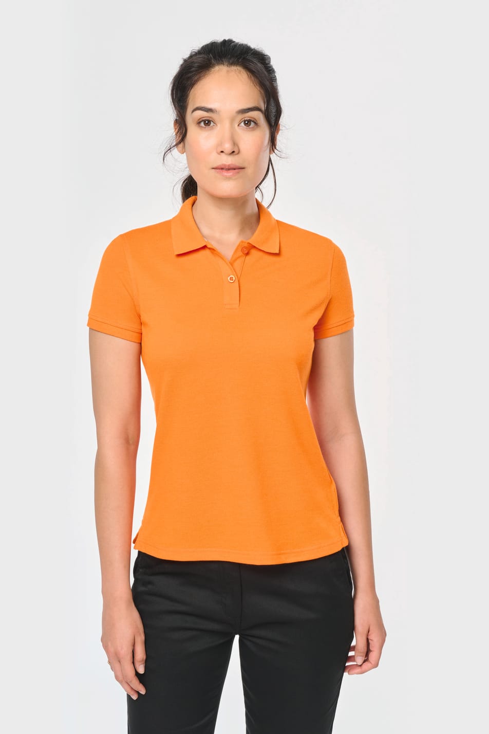 Elle porte un polo manches courtes