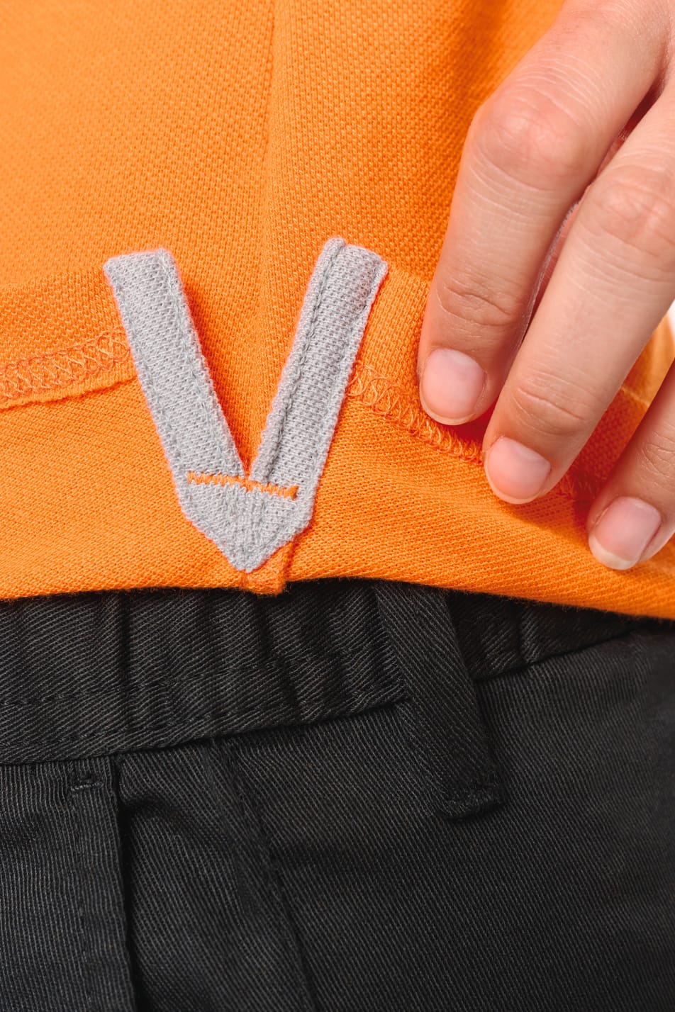 Elle porte un polo manches courtes