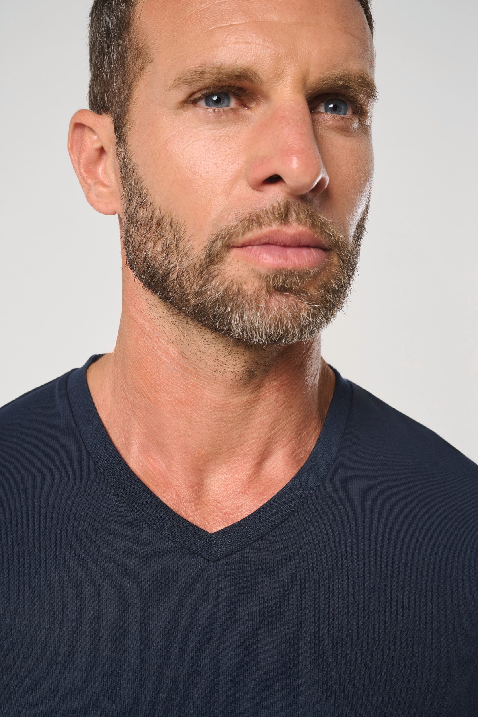 T-shirt écoresponsable col V antibactérien homme - Image 9