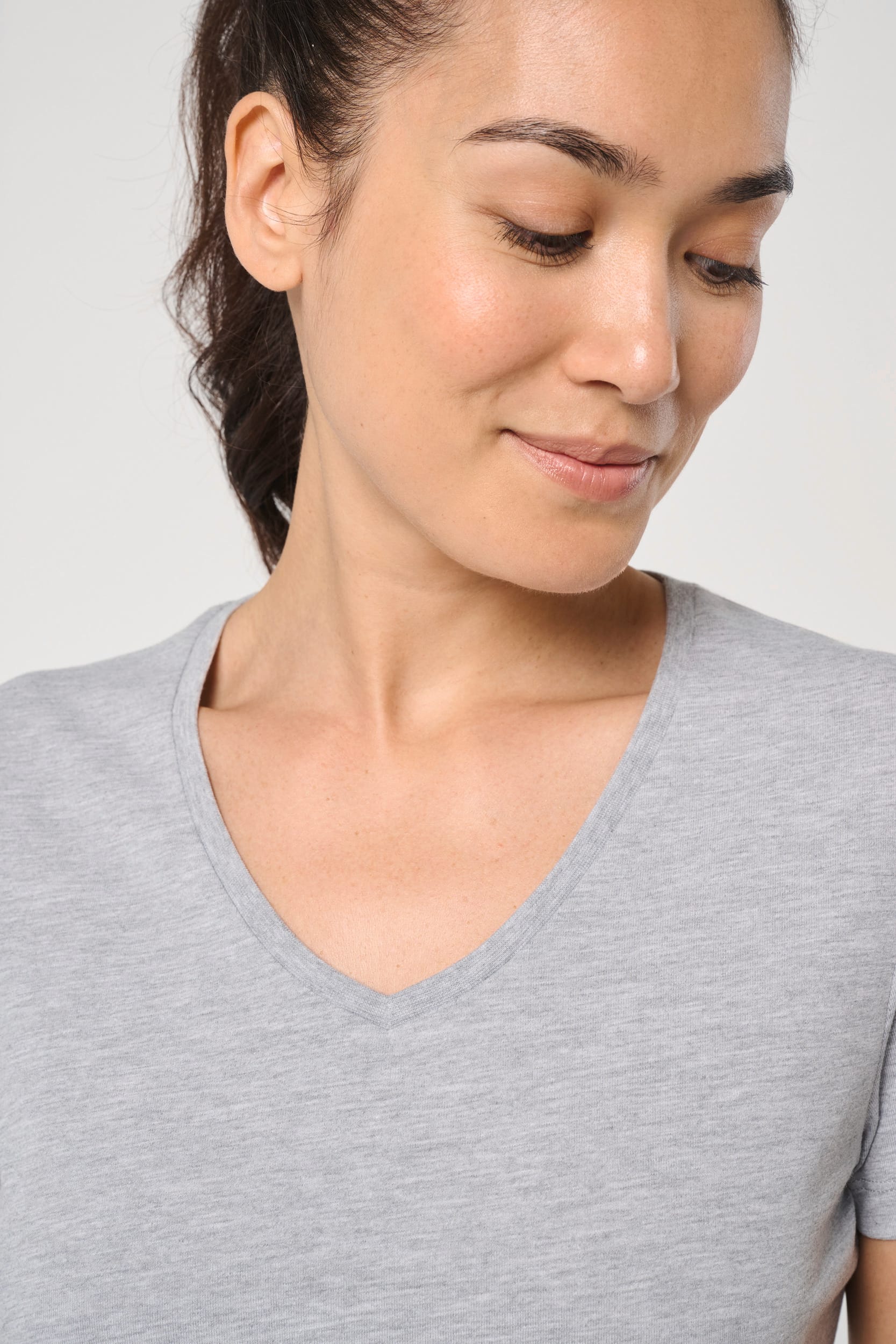T-shirt écoresponsable col V antibactérien femme - Image 10