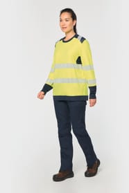 T-shirt manches longues rétroréfléchissant jaune fluo porté par une femme