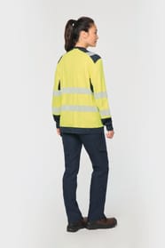 T-shirt manches longues rétroréfléchissant jaune fluo porté par une femme