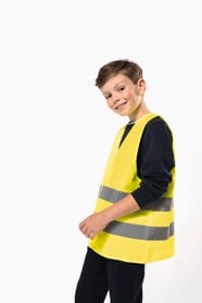 Adam porte un gilet sécurité jaune fluo