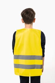 Adam porte un gilet sécurité jaune fluo