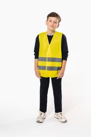Adam porte un gilet sécurité jaune fluo
