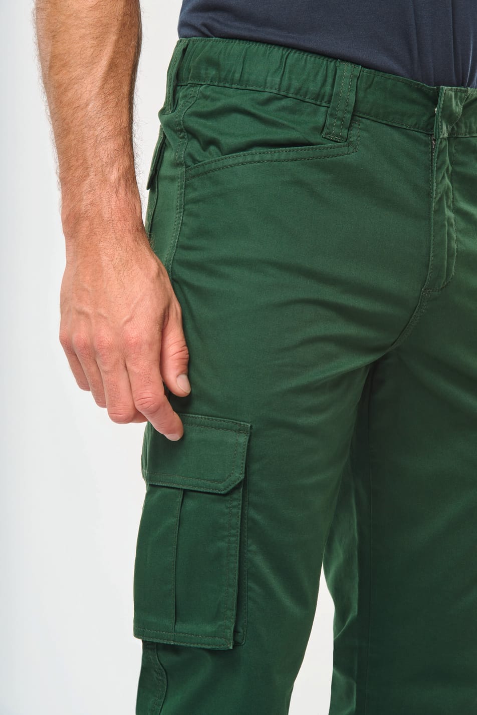 Détails poches du pantalon vert.