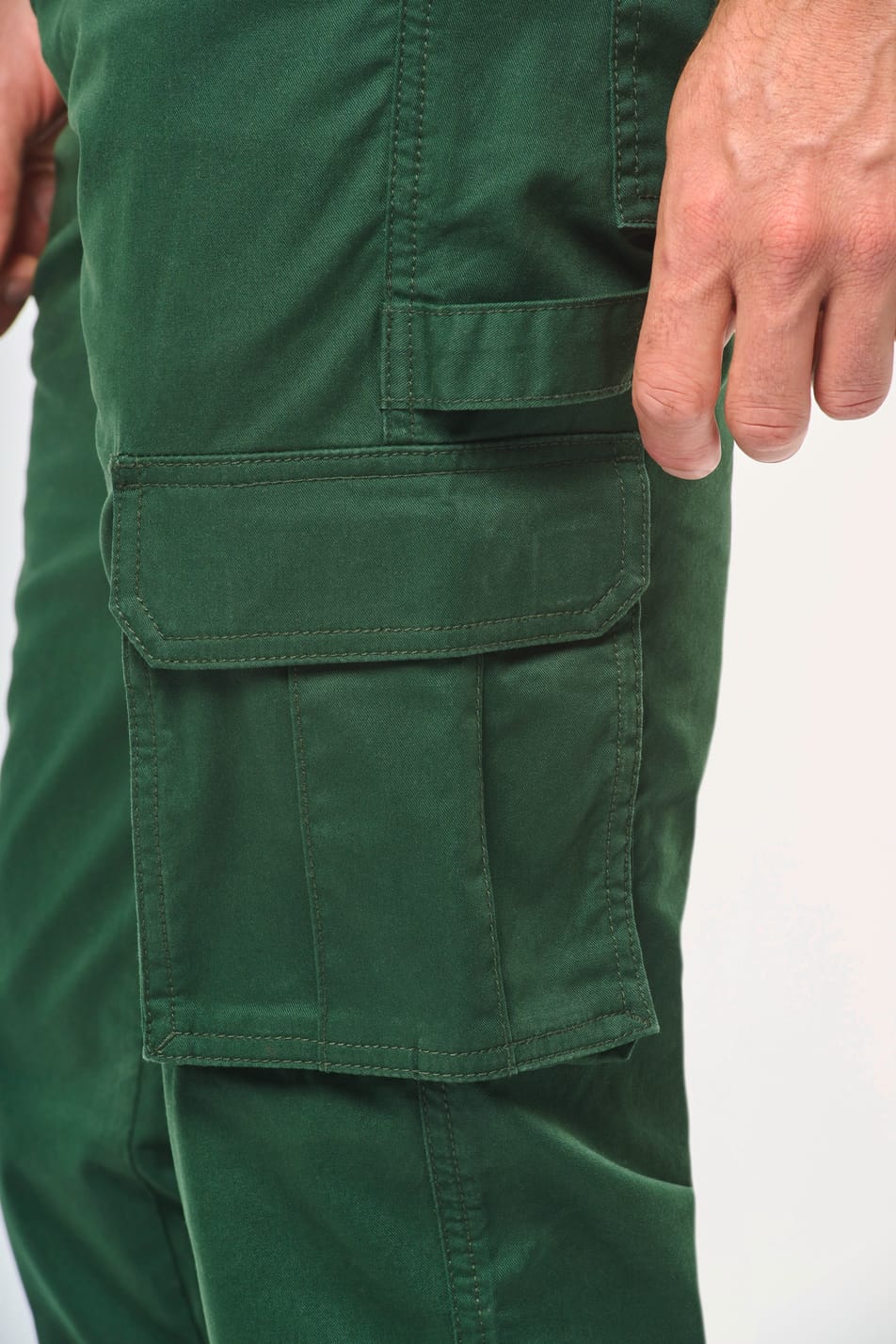 Détail poche du pantalon vert.