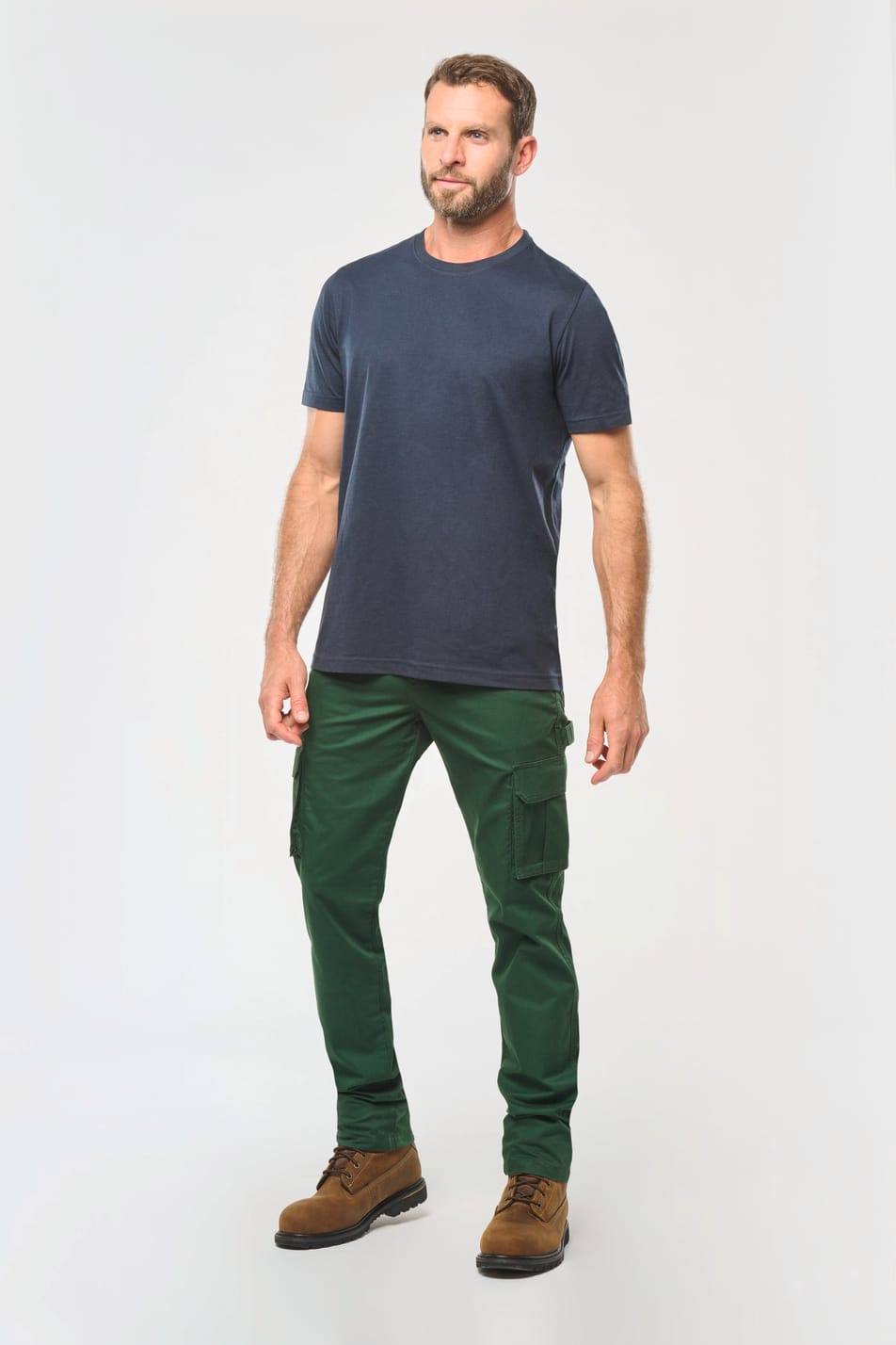 Pantalon en couleur vert porté par un homme.